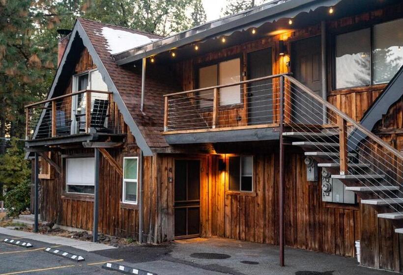 발코니가 있는 스위트, Basecamp Lodge