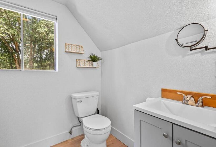 발코니가 있는 스위트, Basecamp Lodge