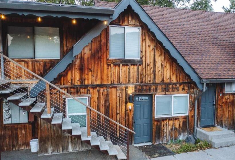 스위트 킹사이즈 침대, Basecamp Lodge