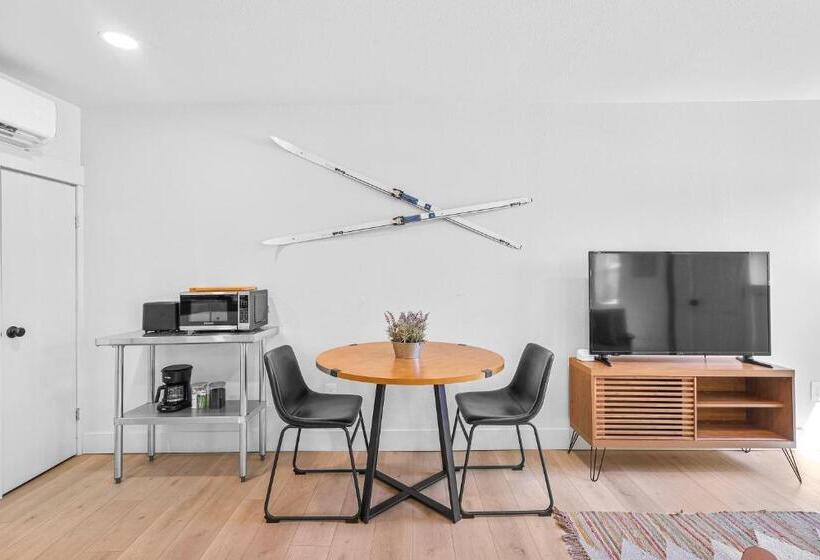 스위트 킹사이즈 침대, Basecamp Lodge