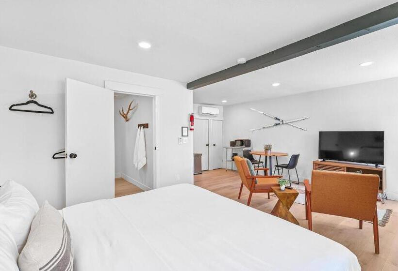 스위트 킹사이즈 침대, Basecamp Lodge