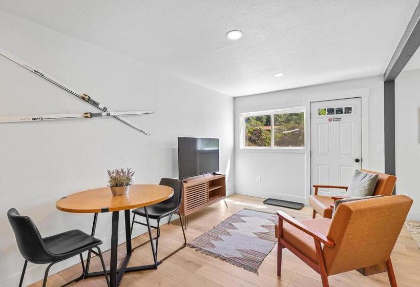 스위트 킹사이즈 침대, Basecamp Lodge