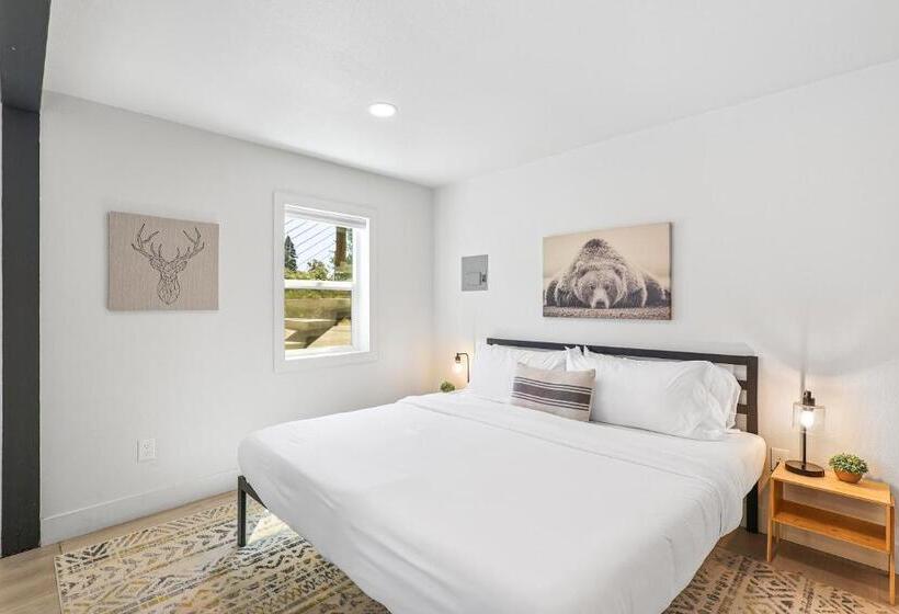 스위트 킹사이즈 침대, Basecamp Lodge