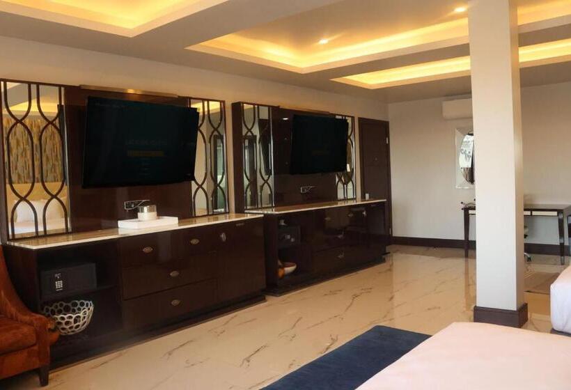 חדר דלוקס לשלושה, West Plaza