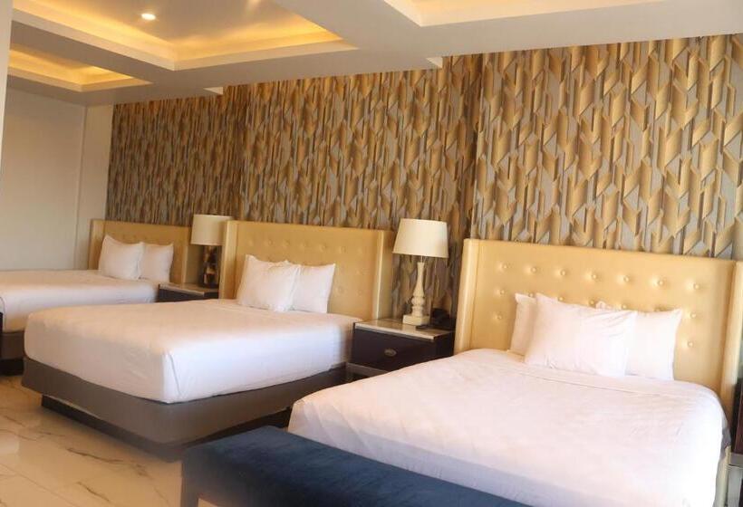 חדר דלוקס לשלושה, West Plaza