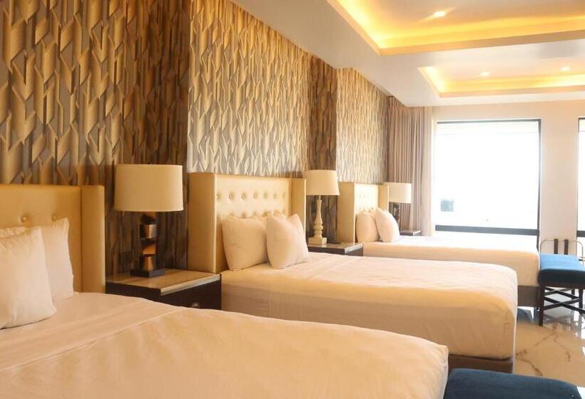 חדר דלוקס לשלושה, West Plaza