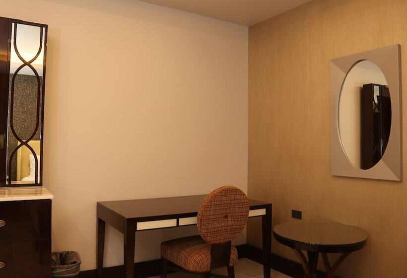 חדר דלוקס לשלושה, West Plaza