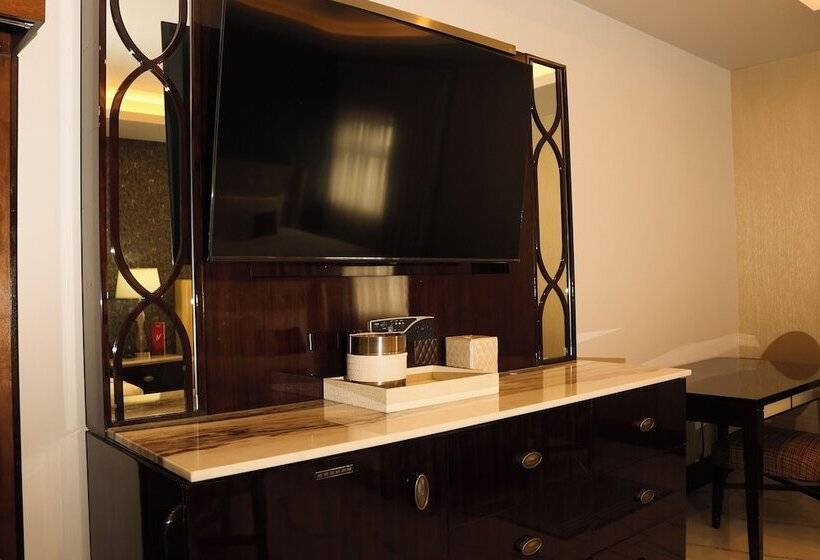 חדר דלוקס לשלושה, West Plaza