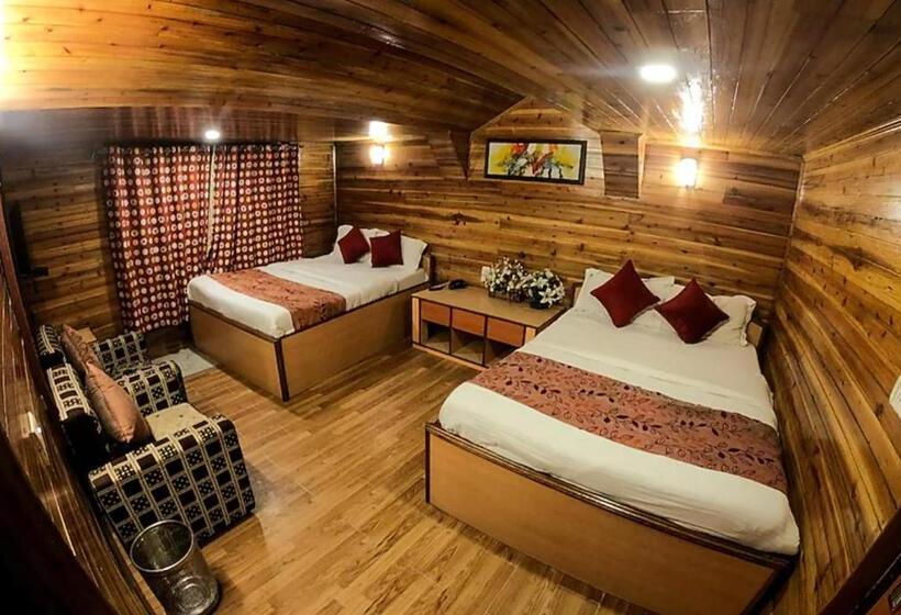 اتاق لوکس چهار تخته, Grg Broadway Anexy Darjeeling Near Chowk Bazar   Excellent Service Recommended & Couple Friendly