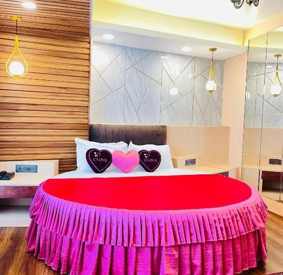 اتاق سوپریور با تخت بزرگ, Grg Luxury Broadway Boutique Hotel At Prime Location Mall Road Darjelling Near Mahakaal Temple