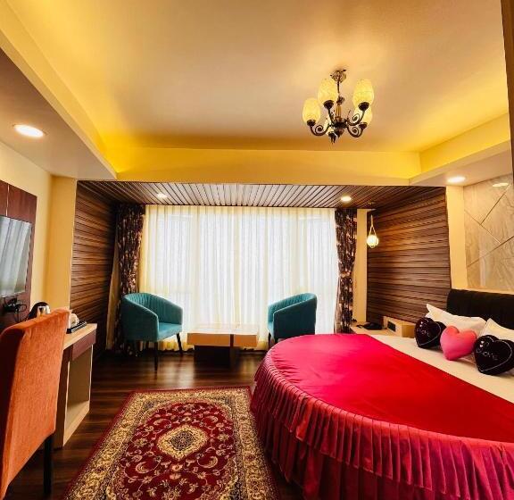 디럭스 룸 킹사이즈 침대, Grg Luxury Broadway Boutique Hotel At Prime Location Mall Road Darjelling Near Mahakaal Temple