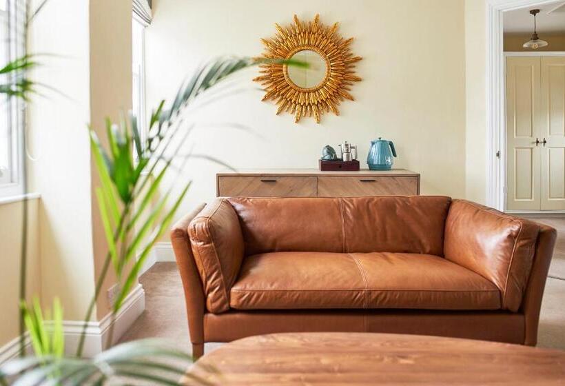 디럭스 스위트 킹 침대, Outlaw S Guest House