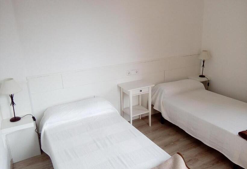 バス共有のスタンダードルーム, Hornillos Meeting Point