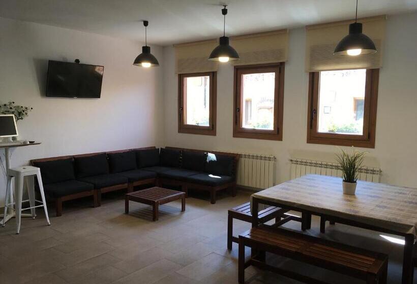 バス共有のスタンダードルーム, Hornillos Meeting Point