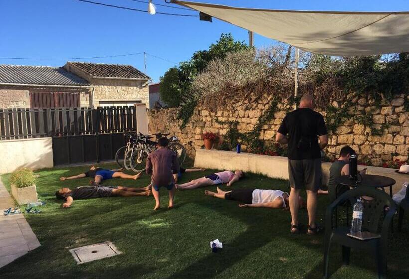 バス共有のスタンダードルーム, Hornillos Meeting Point