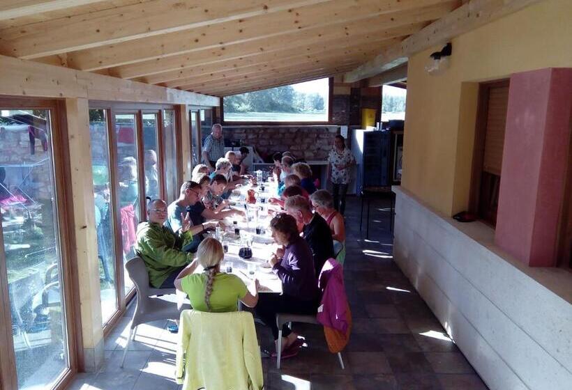 バス共有のスタンダードルーム, Hornillos Meeting Point