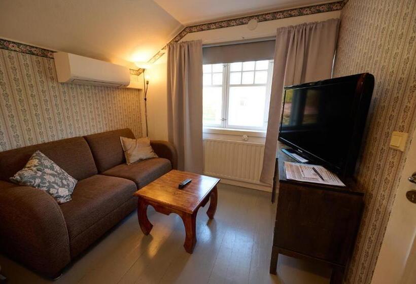 חדר סטנדרט לארבעה, Liekorannan Majatalo  Kodinomaista Majoitusta Rautatieasemaa Vastapäätä