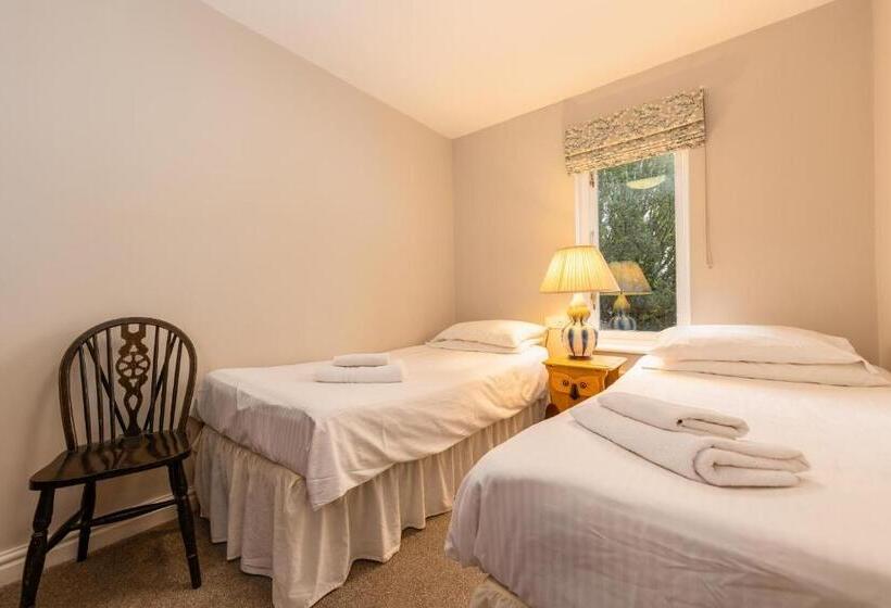 Aile Süiti, The Old Vicarage