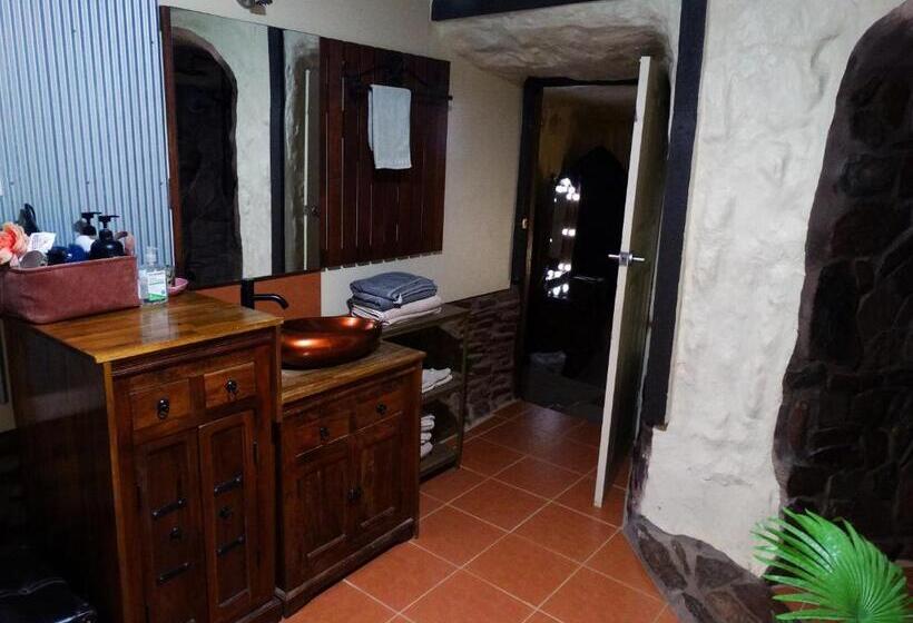 خانه 3 خوابه, Di S Dugouts