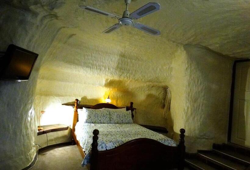 خانه 3 خوابه, Di S Dugouts