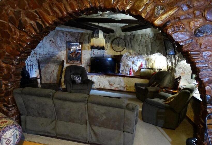 خانه 3 خوابه, Di S Dugouts