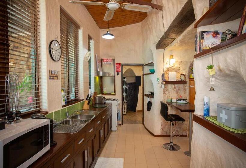 خانه 2 خوابه, Di S Dugouts