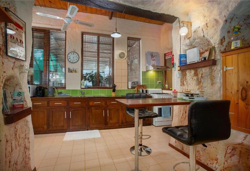 خانه 2 خوابه, Di S Dugouts