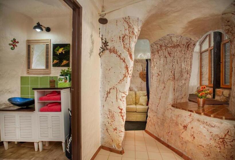 خانه 2 خوابه, Di S Dugouts