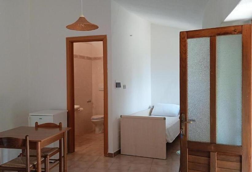 חדר קלאסי לשלושה, Grassetti