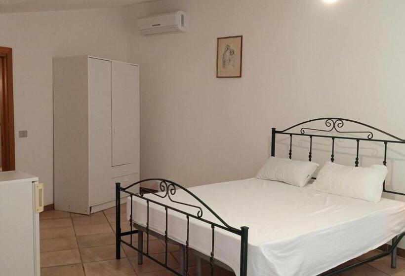 חדר קלאסי לשלושה, Grassetti