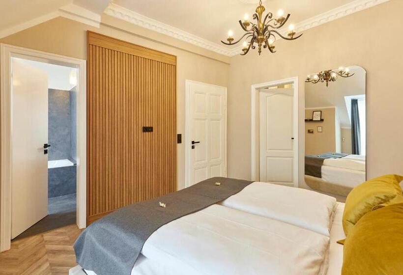 חדר משפחתי, Hoffmanns Weinquartier