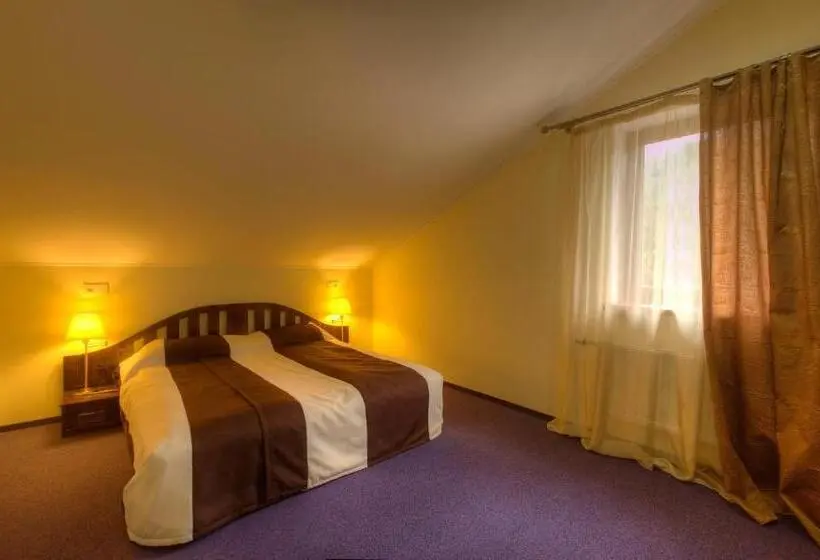 Suite Junior, Home