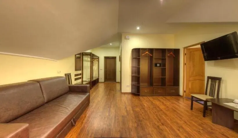 Suite Junior, Home