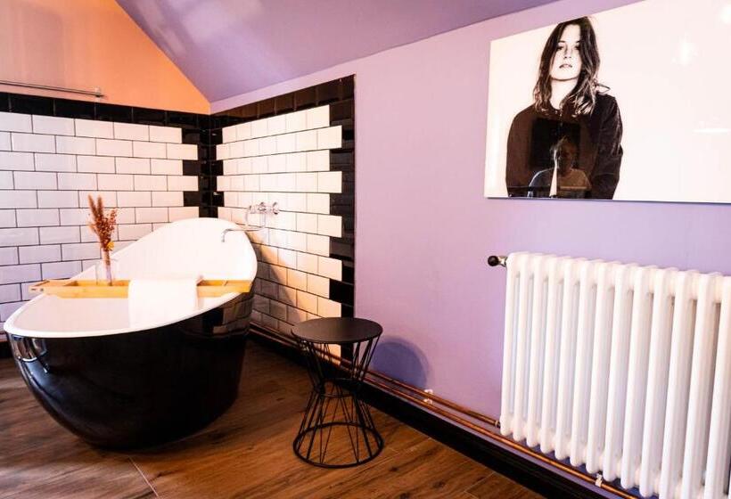 スタンダードスタジオ, Mountainlodge   Boutique House