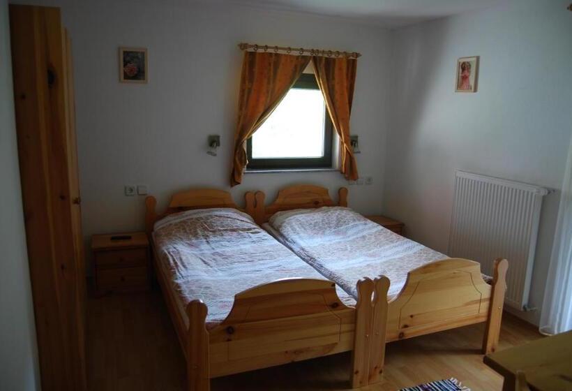 اتاق استاندارد چهارنفره با بالکن, Tourist Farm Klevž