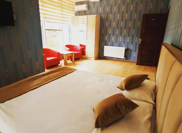 اتاق خانوادگی, Salyut Qala