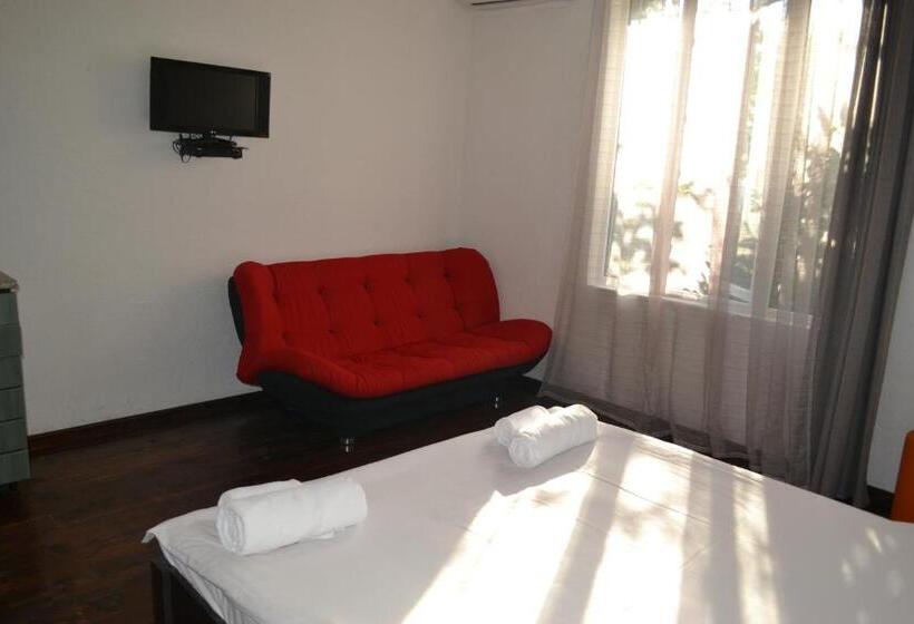 חדר משפחתי, Livada