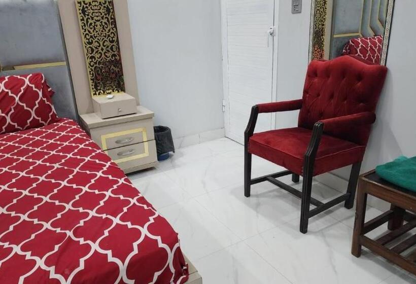 اتاق ساده سه‌ نفره, Karachi Gulshan Guest House