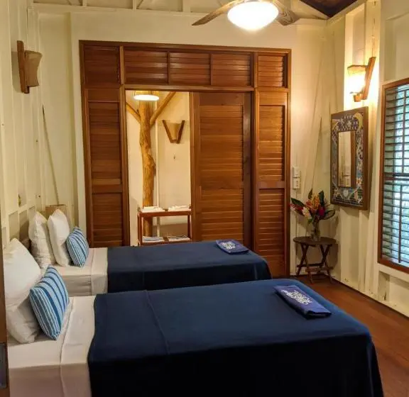 اتاق لوکس با چشم‌انداز باغ, Bluff Beach Retreat