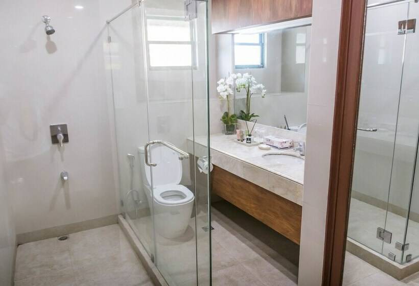 اتاق لوکس, La Fiesta