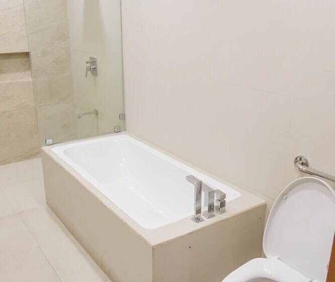 سوییت اجرایی, La Fiesta