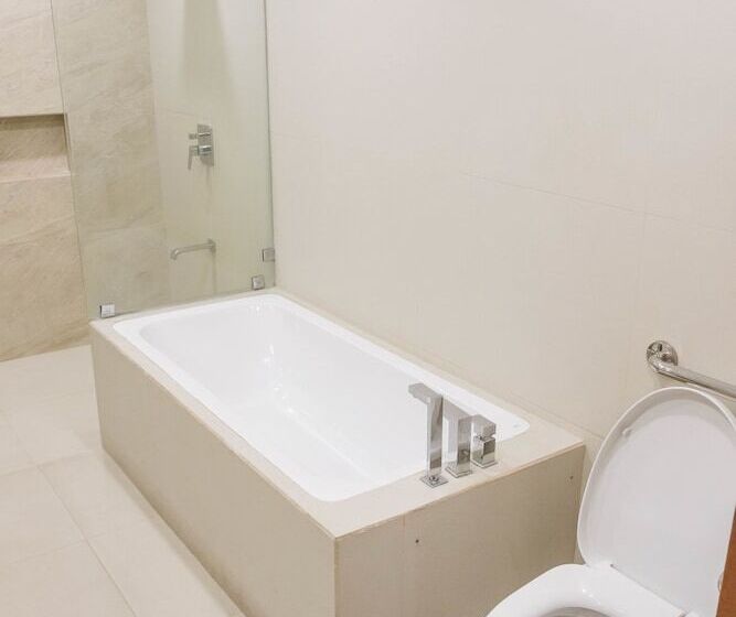 سوییت اجرایی, La Fiesta