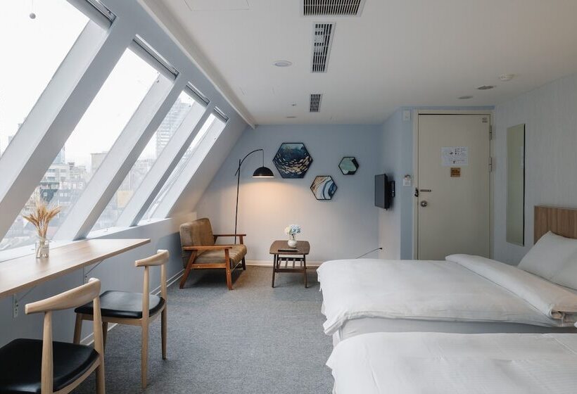 اتاق لوکس, Attic