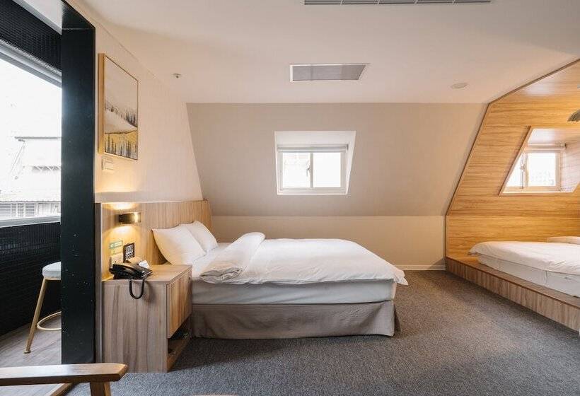 اتاق لوکس, Attic