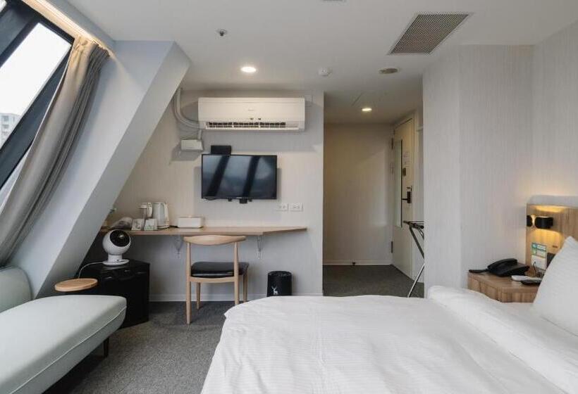 اتاق لوکس, Attic