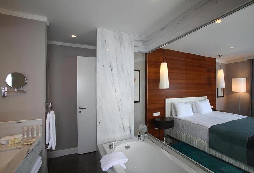 جناح مطلّ علي حمام السباحة, Sundance Suites