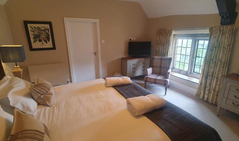 סוויטה משפחתית, The Crown At Shipton