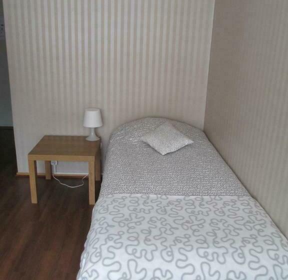 标准单人间, Ackas