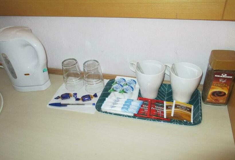 标准单人间, Ackas