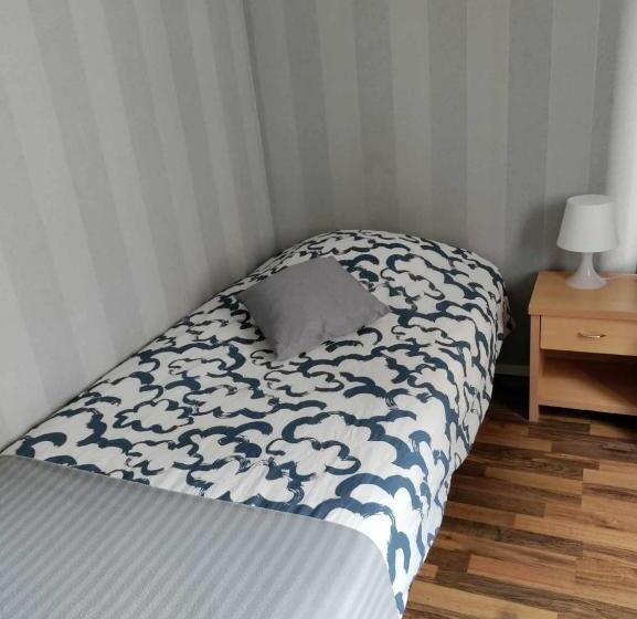 标准单人间, Ackas